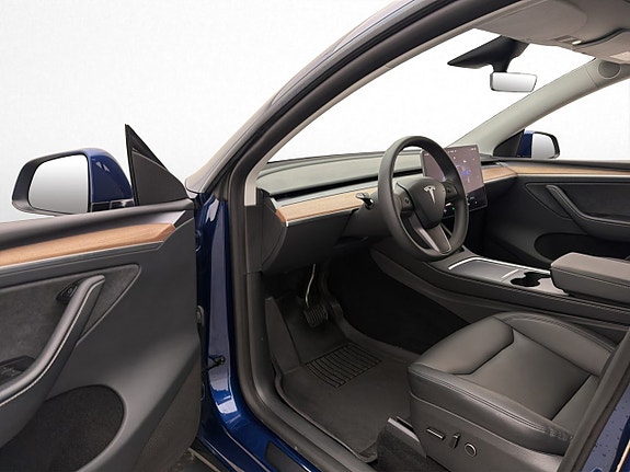 Tesla Model Y 9 of 30