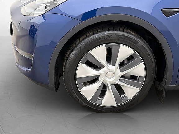 Tesla Model Y 28 of 30