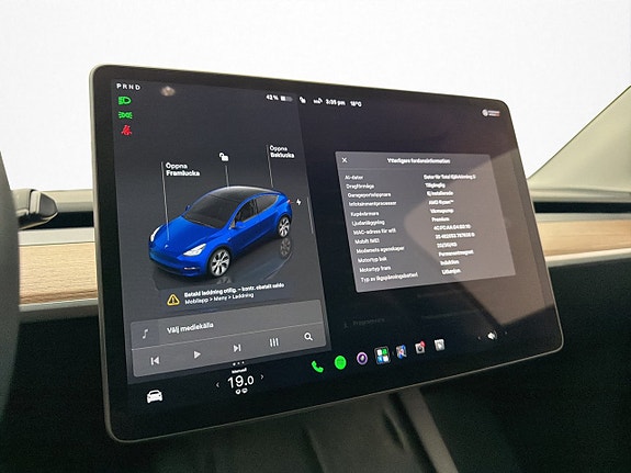Tesla Model Y 23 of 30