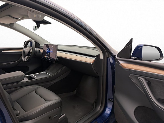 Tesla Model Y 24 of 30