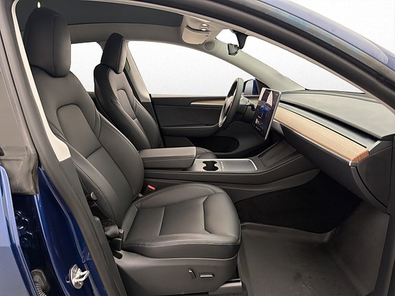 Tesla Model Y 25 of 30