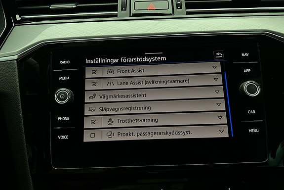 Volkswagen Passat 22 of 26