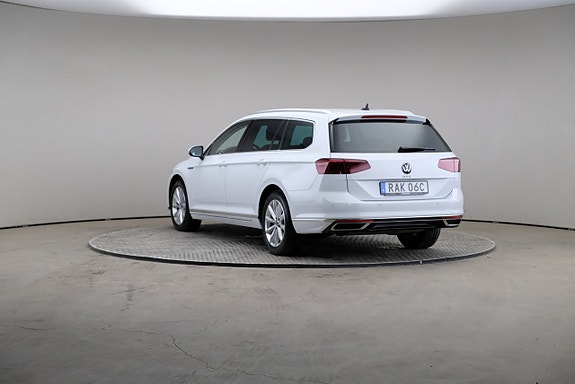 Volkswagen Passat 2 of 26