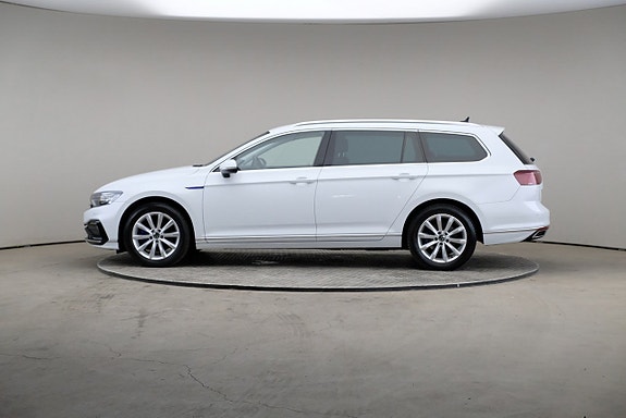 Volkswagen Passat 4 of 26