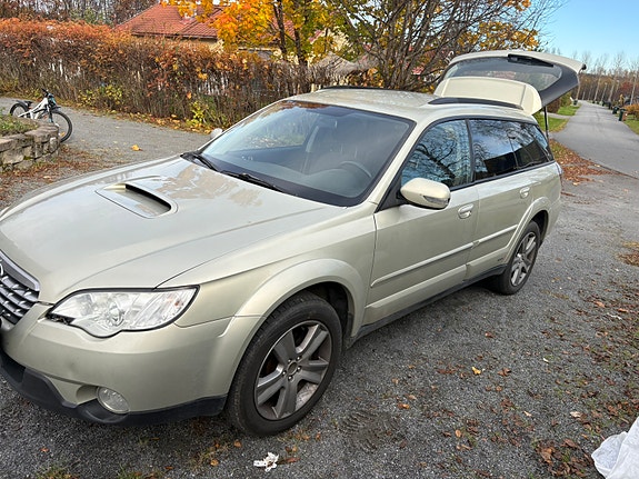 Subaru Outback 2 of 9