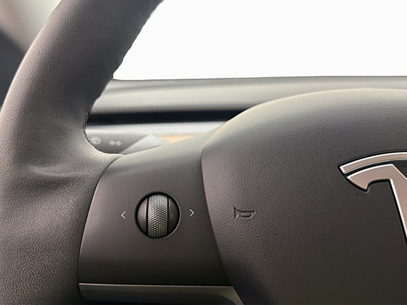 Tesla Model Y 15 of 30