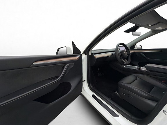 Tesla Model Y 11 of 30