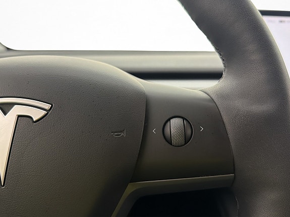 Tesla Model Y 16 of 30