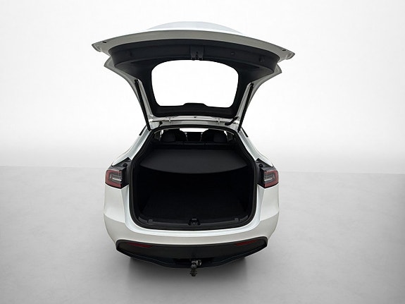 Tesla Model Y 28 of 30