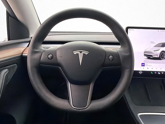 Tesla Model Y 14 of 30