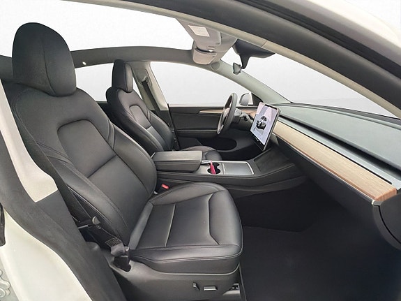 Tesla Model Y 25 of 30