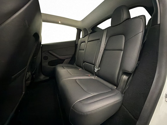 Tesla Model Y 27 of 30