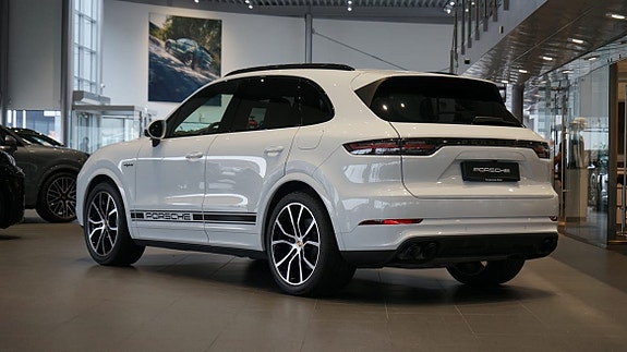 Porsche Cayenne 2 of 7