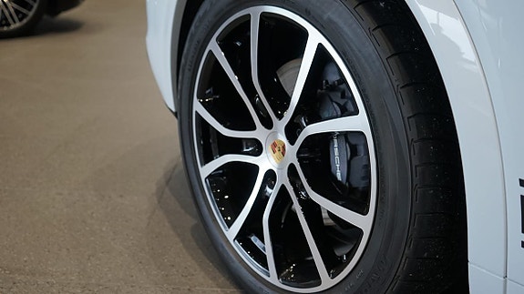Porsche Cayenne 4 of 7