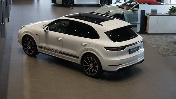 Porsche Cayenne 3 of 7