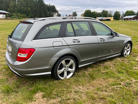 Mercedes-Benz C220 3 of 6