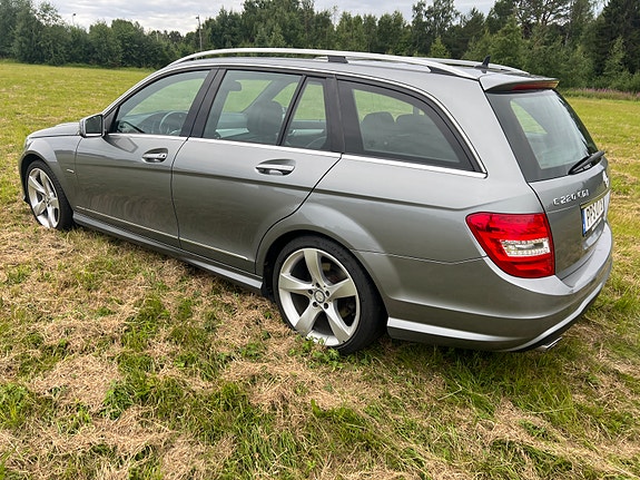 Mercedes-Benz C220 2 of 6