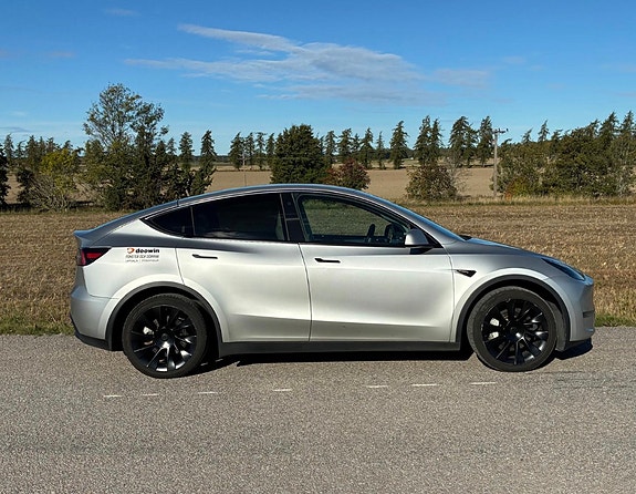 Tesla Model Y 4 of 10