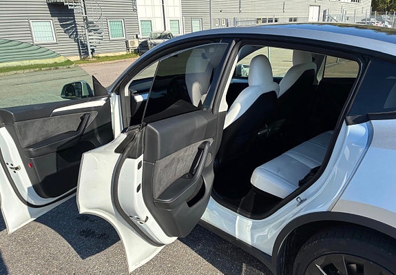 Tesla Model Y 7 of 10