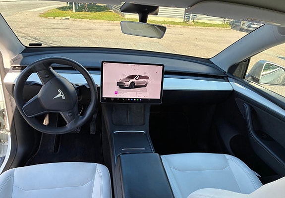 Tesla Model Y 5 of 10