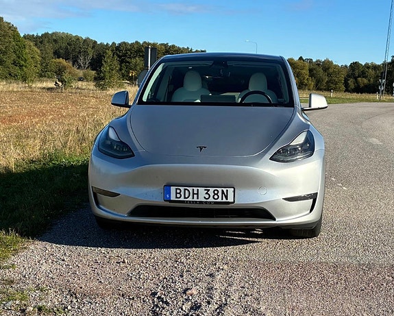 Tesla Model Y 3 of 10