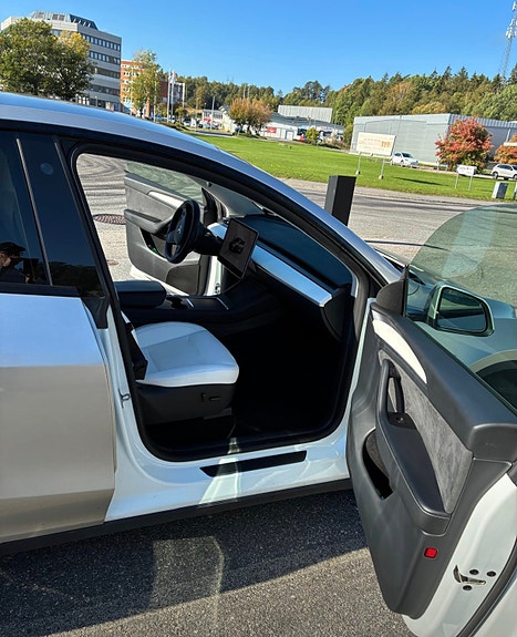 Tesla Model Y 9 of 10