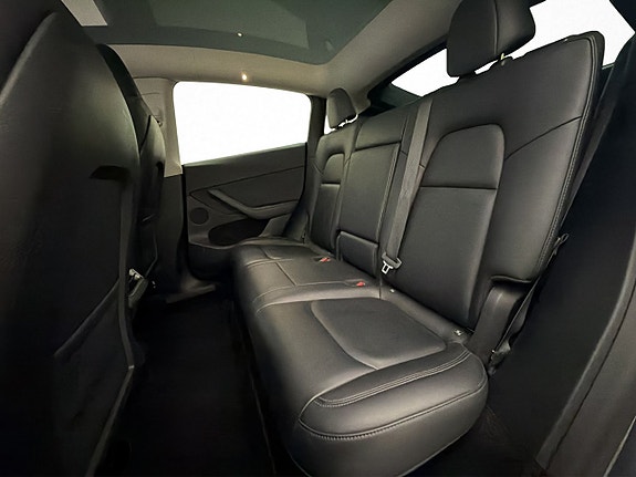 Tesla Model Y 28 of 30