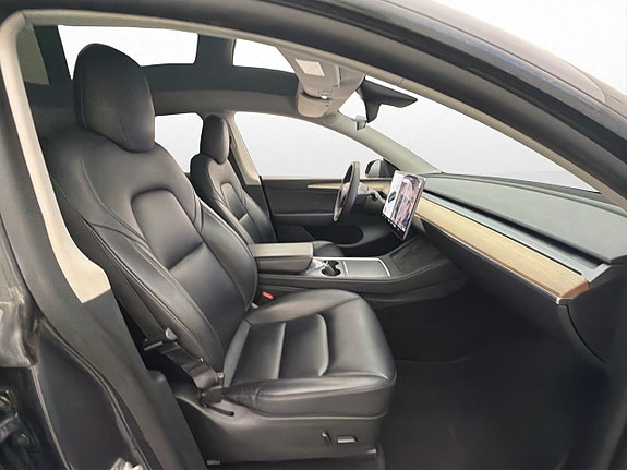 Tesla Model Y 26 of 30