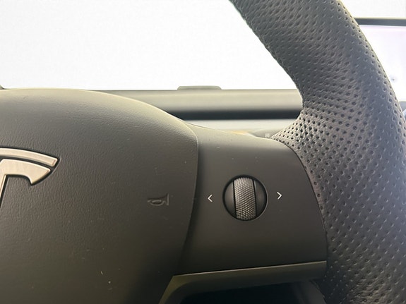 Tesla Model Y 16 of 30
