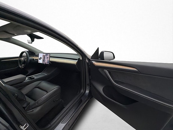 Tesla Model Y 27 of 30