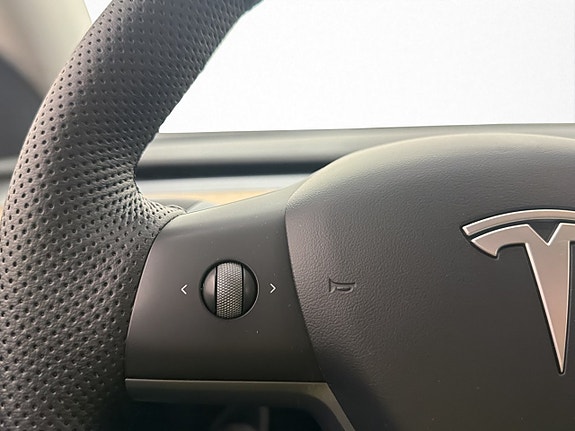 Tesla Model Y 15 of 30