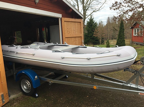 Gummibåt Kolibri KM-360DXL + Neptun 750 kg trailer – 100 km/h 2 of 7