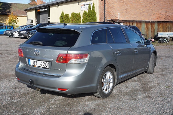 Toyota Avensis 3 of 8