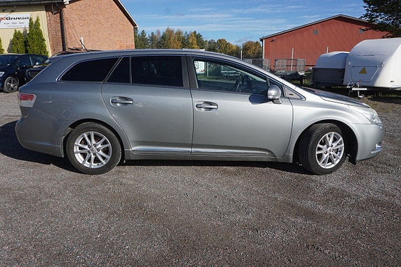 Toyota Avensis 2 of 8