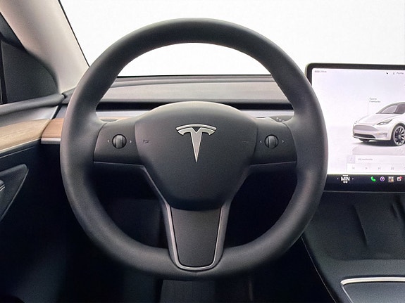 Tesla Model Y 16 of 30