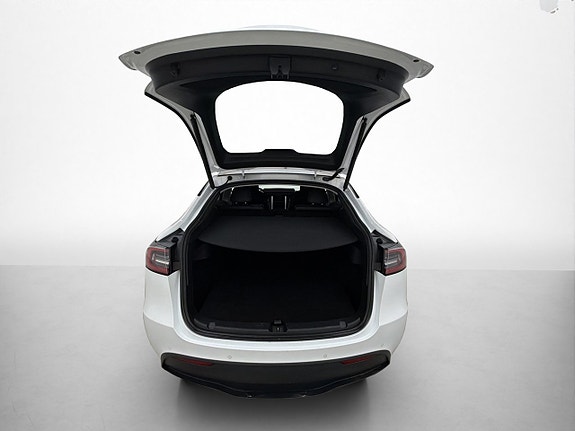 Tesla Model Y 12 of 30