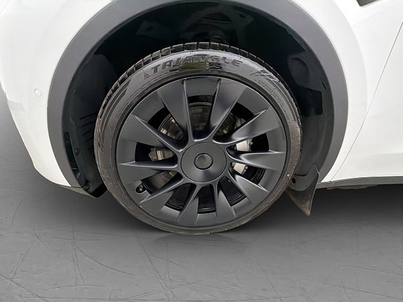 Tesla Model Y 28 of 30