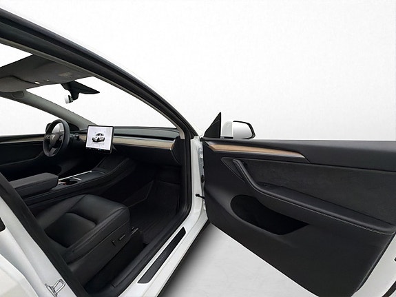 Tesla Model Y 25 of 30