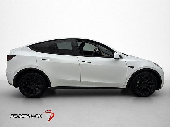 Tesla Model Y 10 of 30
