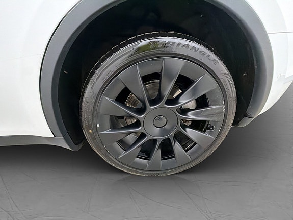 Tesla Model Y 29 of 30