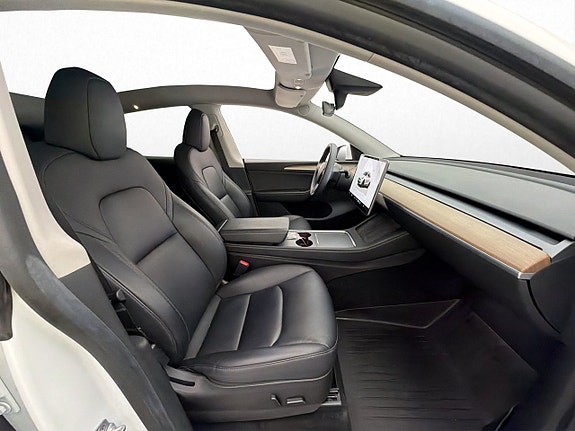 Tesla Model Y 17 of 30