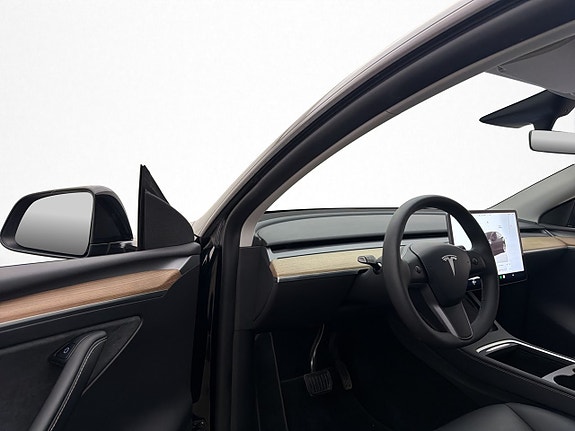 Tesla Model Y 12 of 30