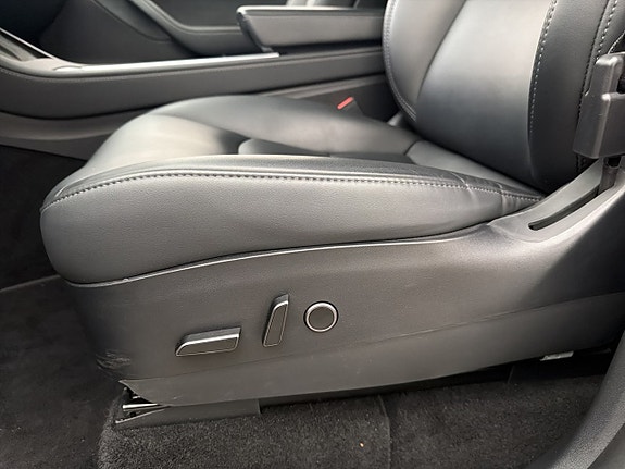 Tesla Model Y 21 of 30