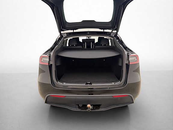 Tesla Model Y 18 of 30