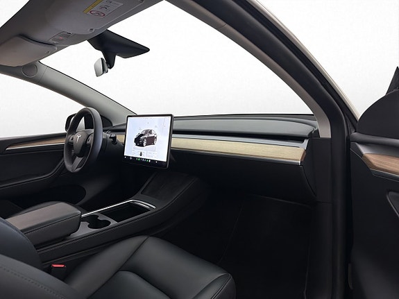 Tesla Model Y 16 of 30