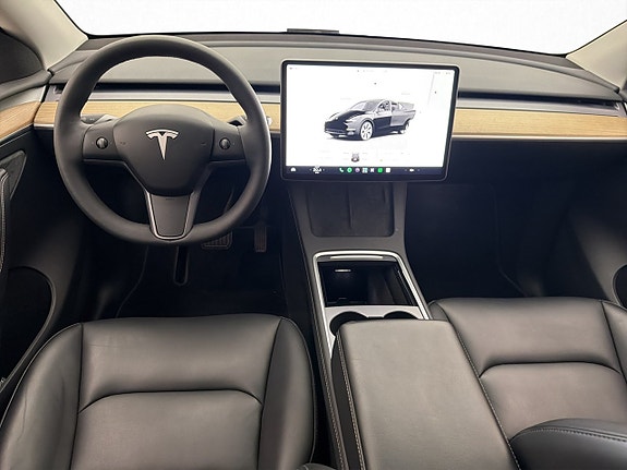 Tesla Model Y 14 of 30