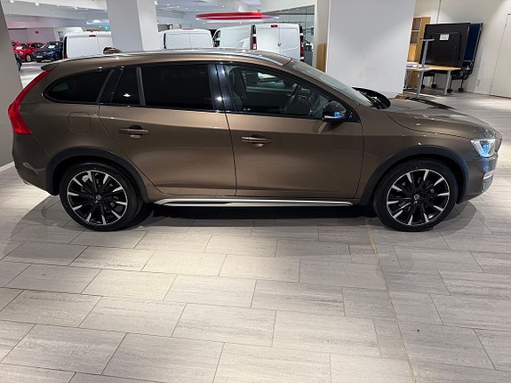 Volvo V60 Cross Country 3 of 22