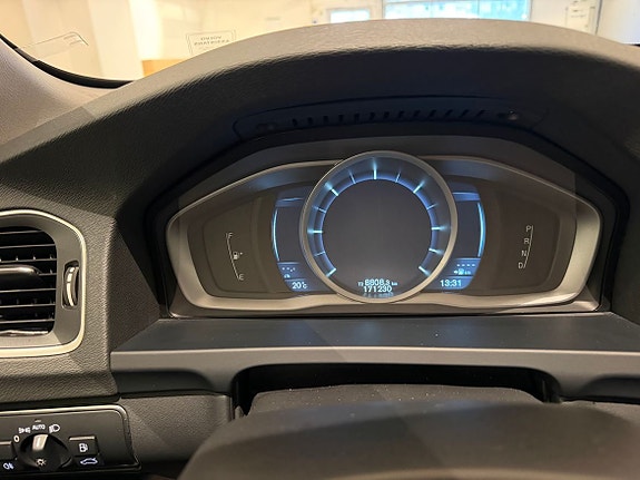 Volvo V60 Cross Country 8 of 22