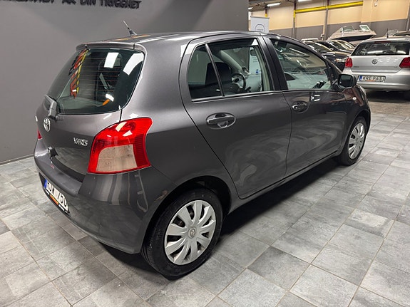 Toyota Yaris 4 of 9