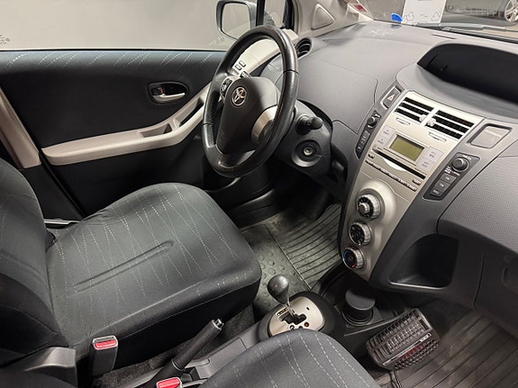 Toyota Yaris 6 of 9